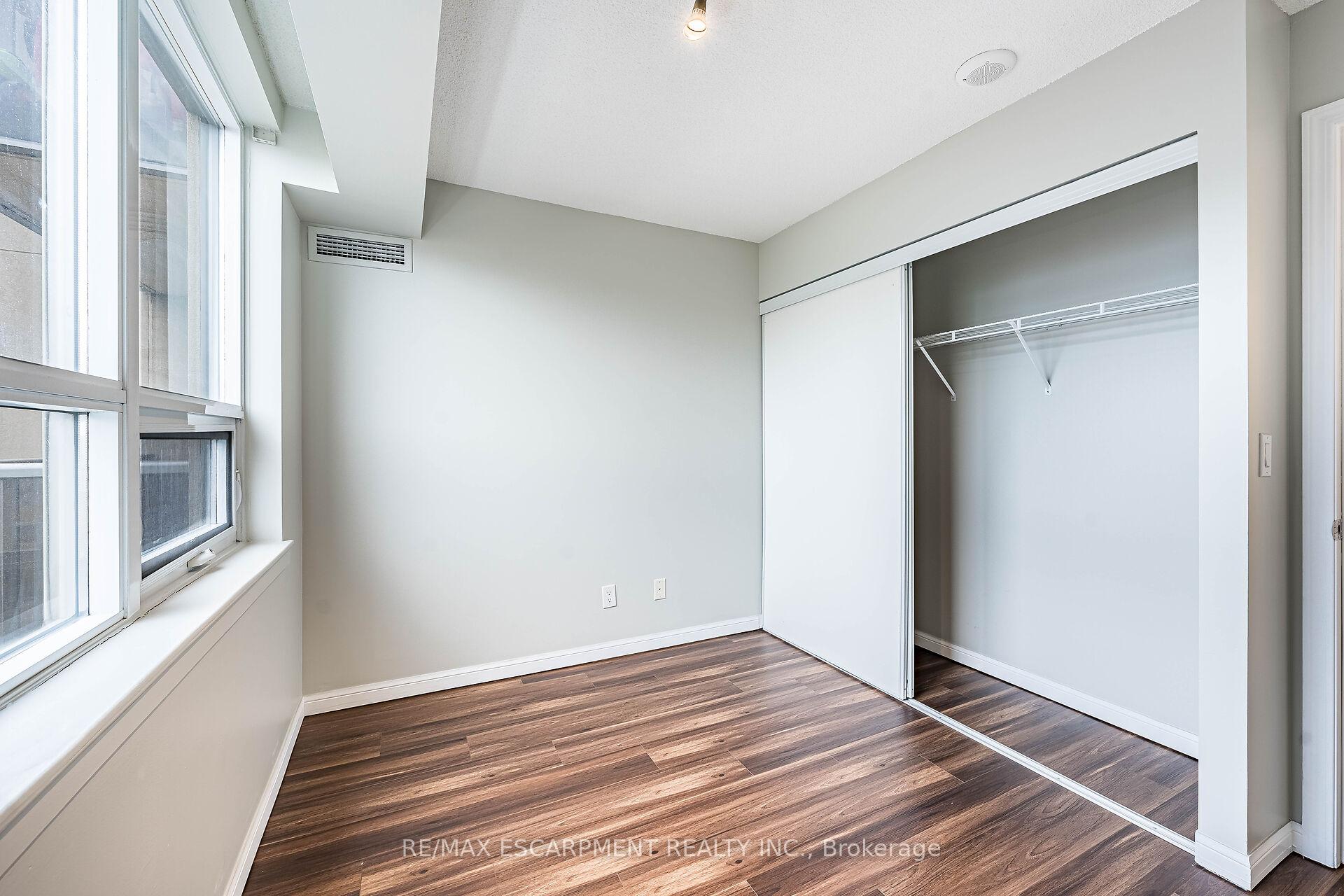 2 Bedrooms Condo at 4 Elsinore, Toronto For sale