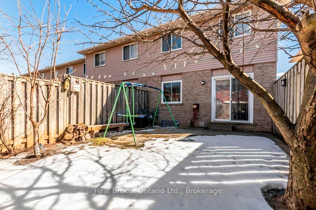 3 Bedrooms Condo at 610 Barton,  Hamilton For sale