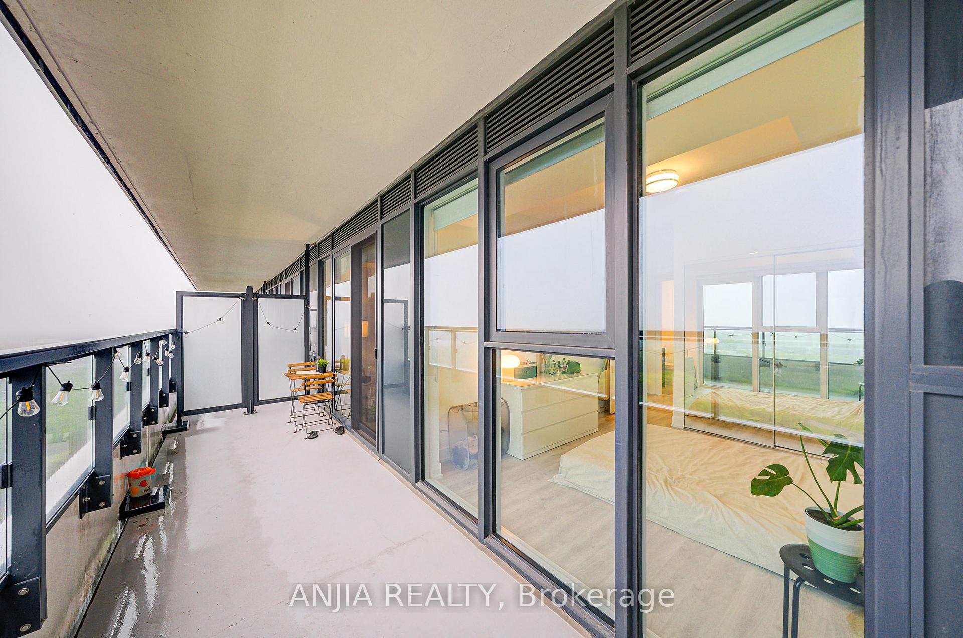2 Bedrooms Condo at 30 Inn On The Park, Toronto For sale
