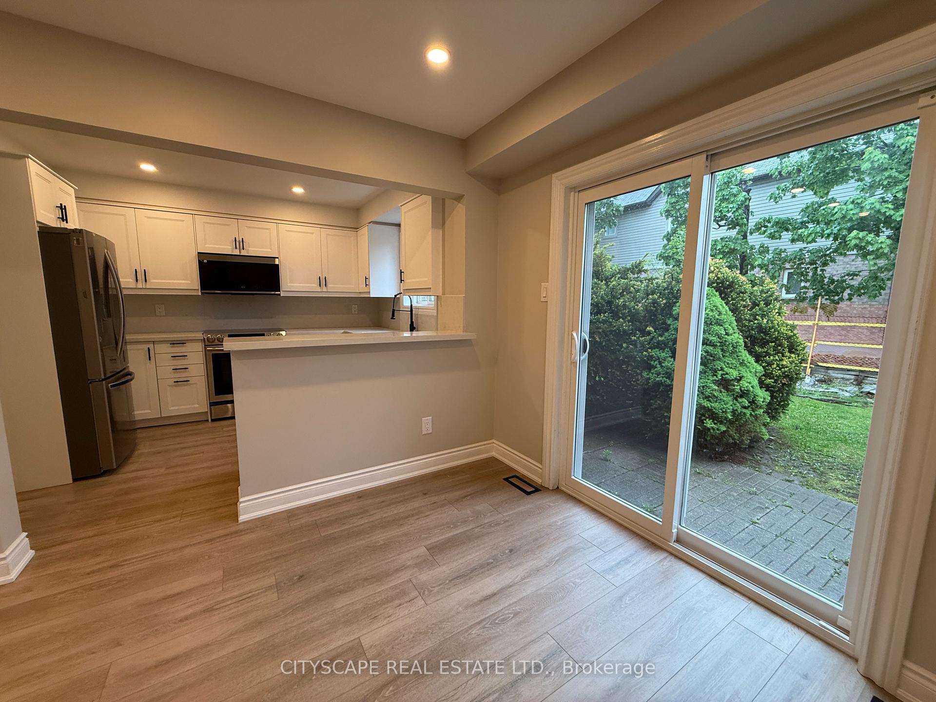 4 Bedrooms Condo at 5659 Glen Erin, Mississauga For sale