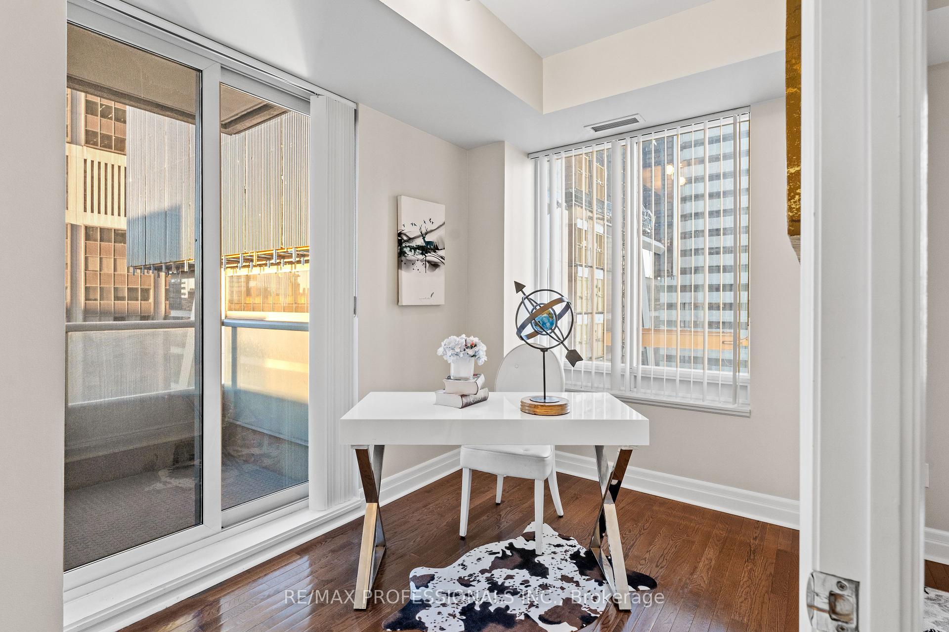 2 Bedrooms Condo at 35 Balmuto,  Toronto For sale