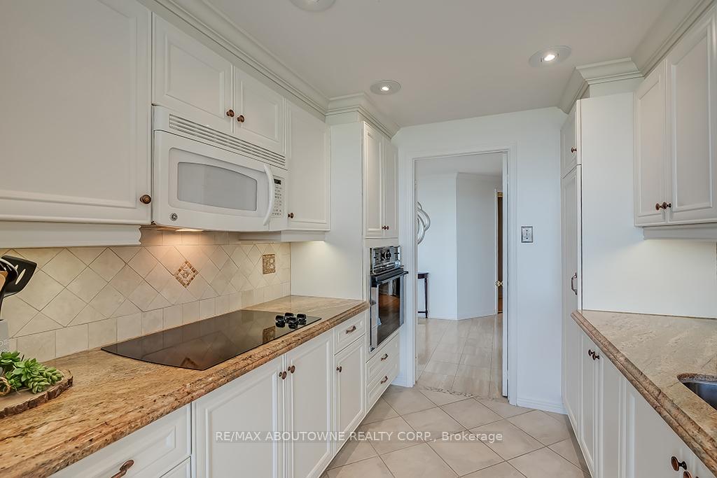 2 Bedrooms Condo at 1903 Pilgrims, Oakville For sale