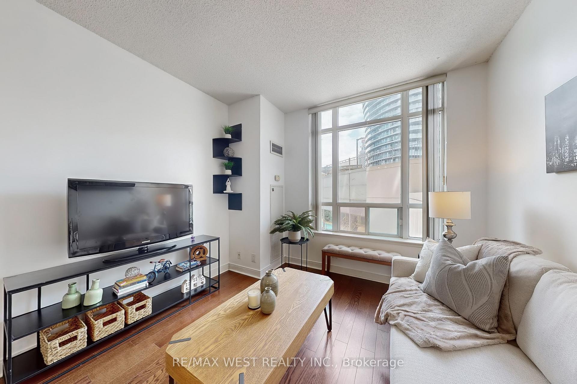 2 Bedrooms Condo at 80 Absolute, Mississauga For sale