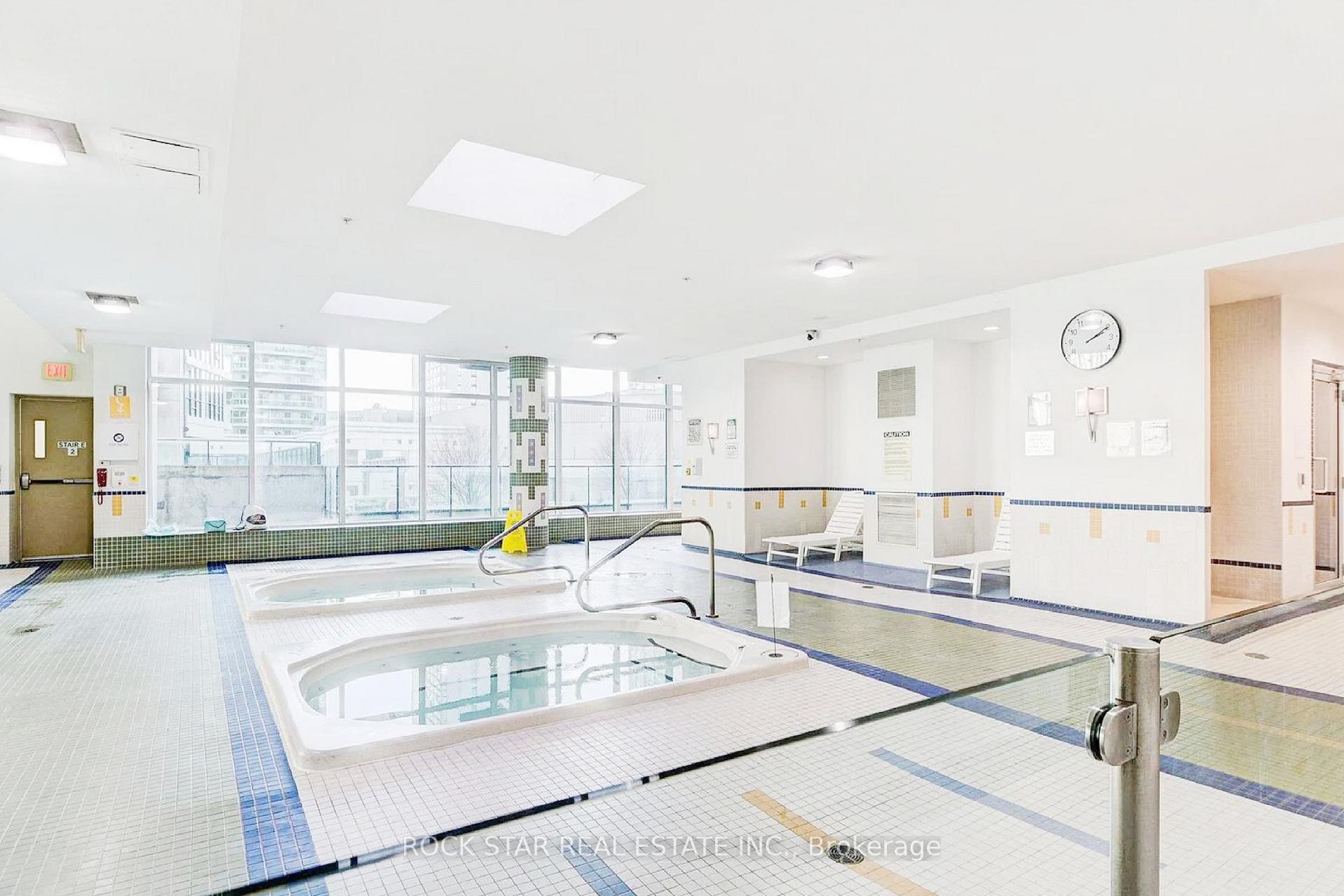 2 Bedrooms Condo at 18 Harbour,  Toronto For sale