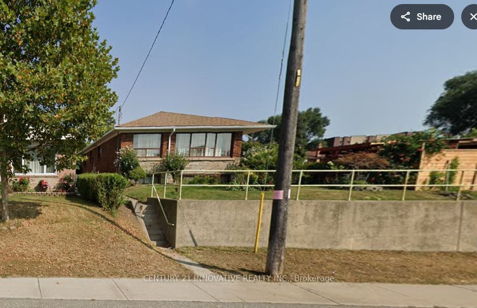 218 Ellesmere