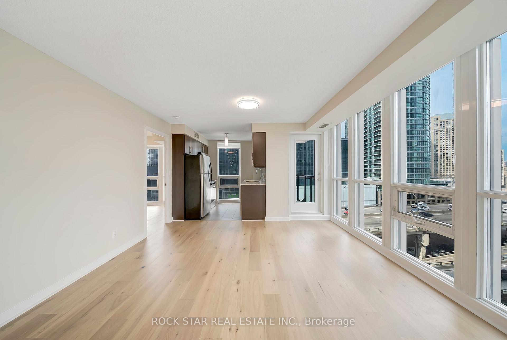 2 Bedrooms Condo at 18 Harbour,  Toronto For sale