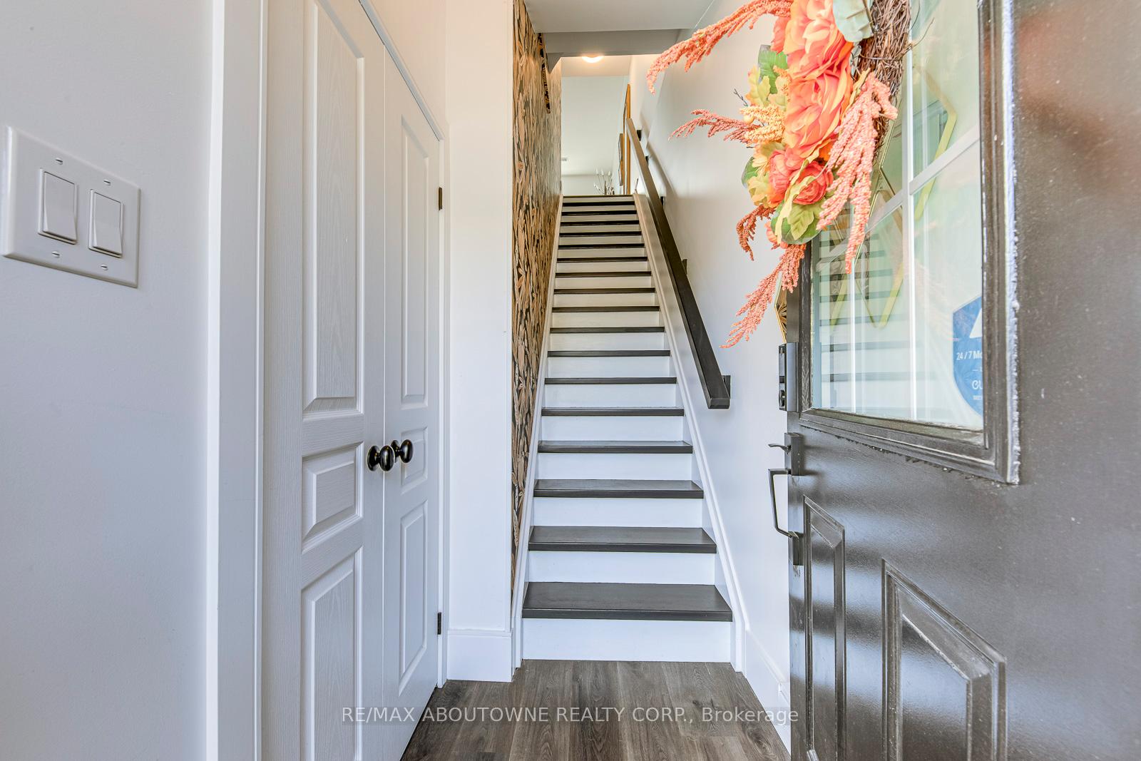 2 Bedrooms Condo at 1401 Plains, Burlington For sale