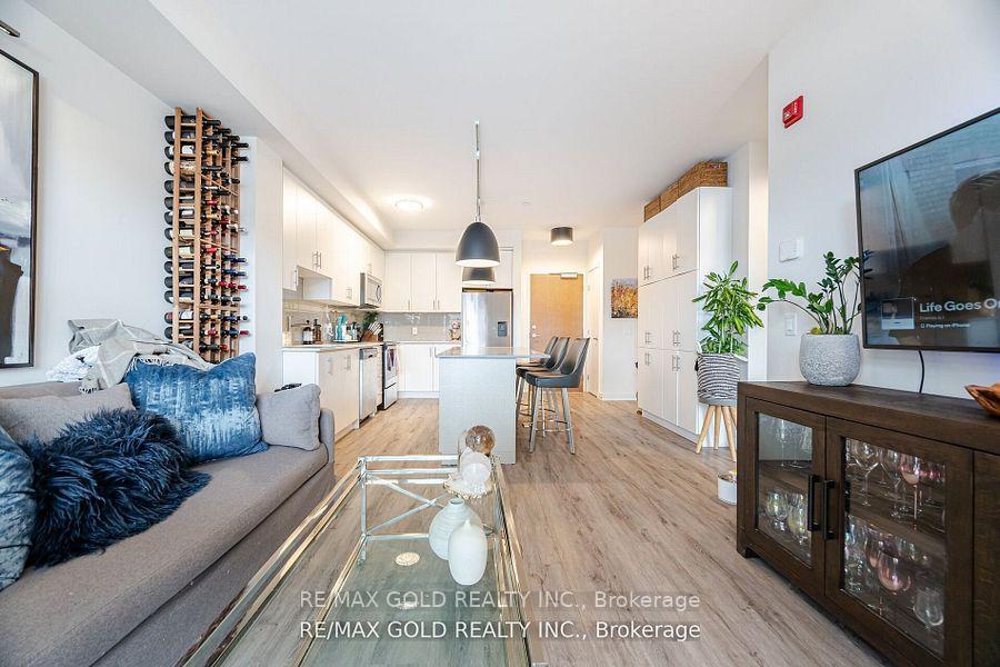 2 Bedrooms Condo at 320 Plains,  Burlington For sale
