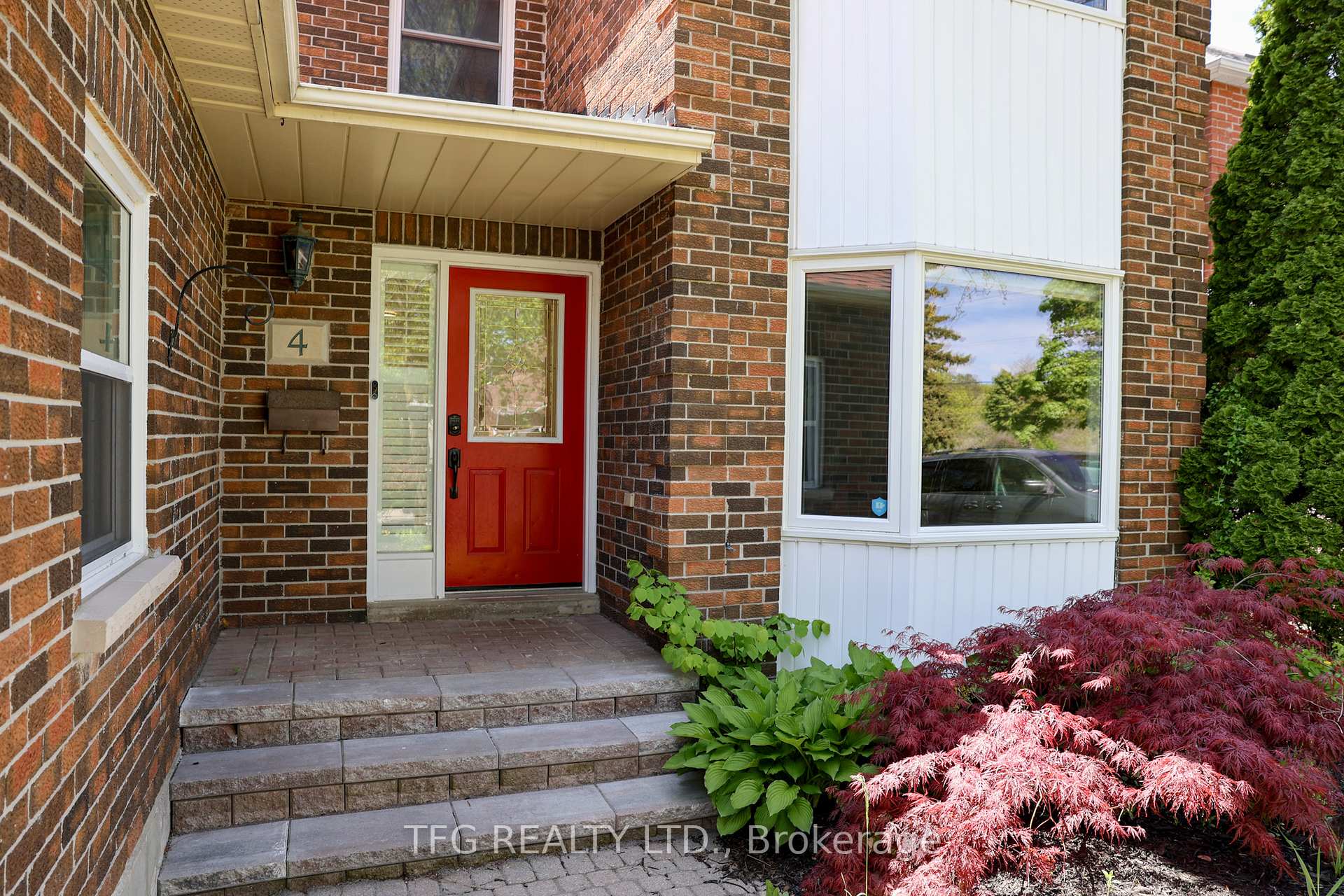 4 Carriage Lane, Clarington, ON L1E 1J9