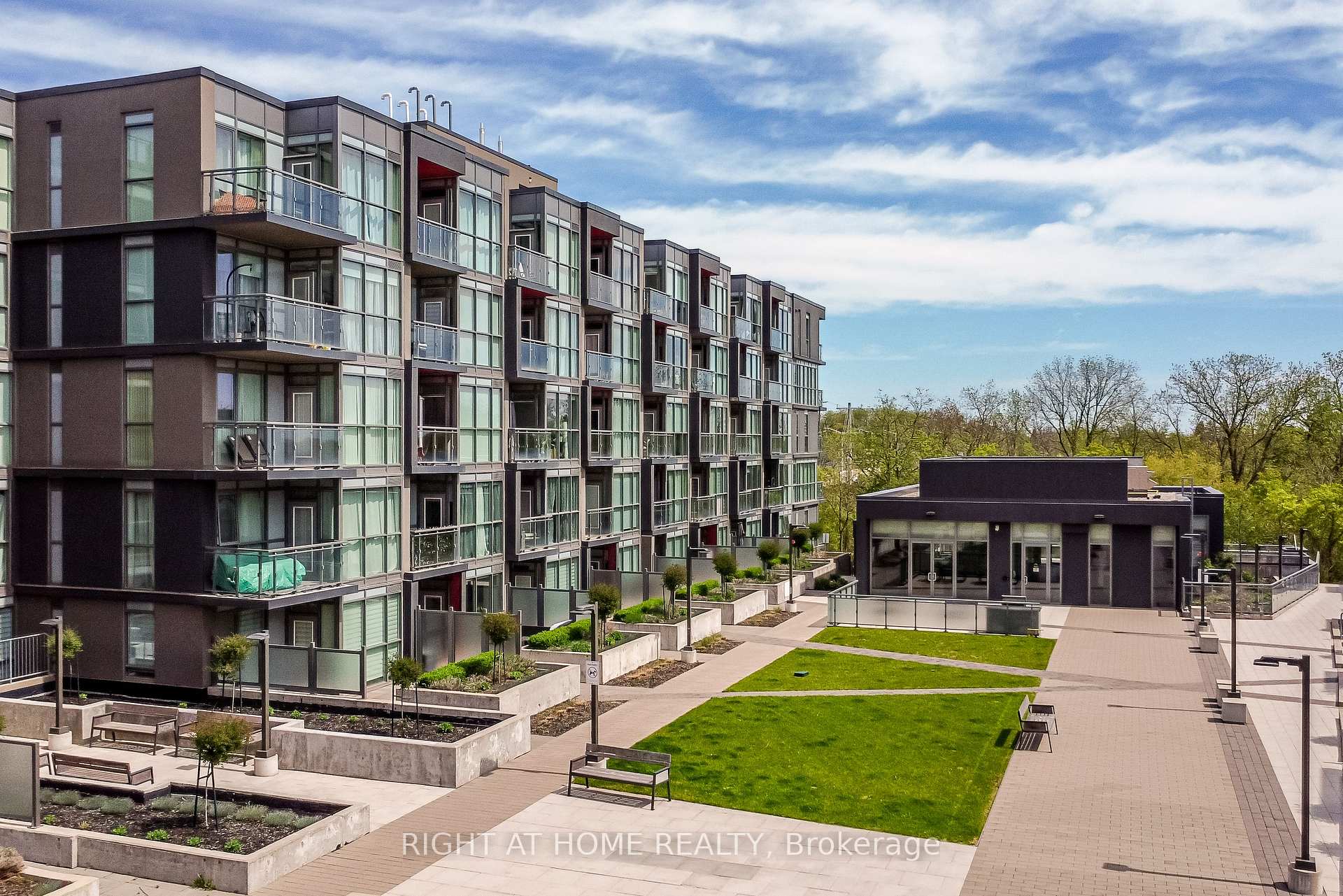 3 Bedrooms Condo at 5230 Dundas, Burlington For sale