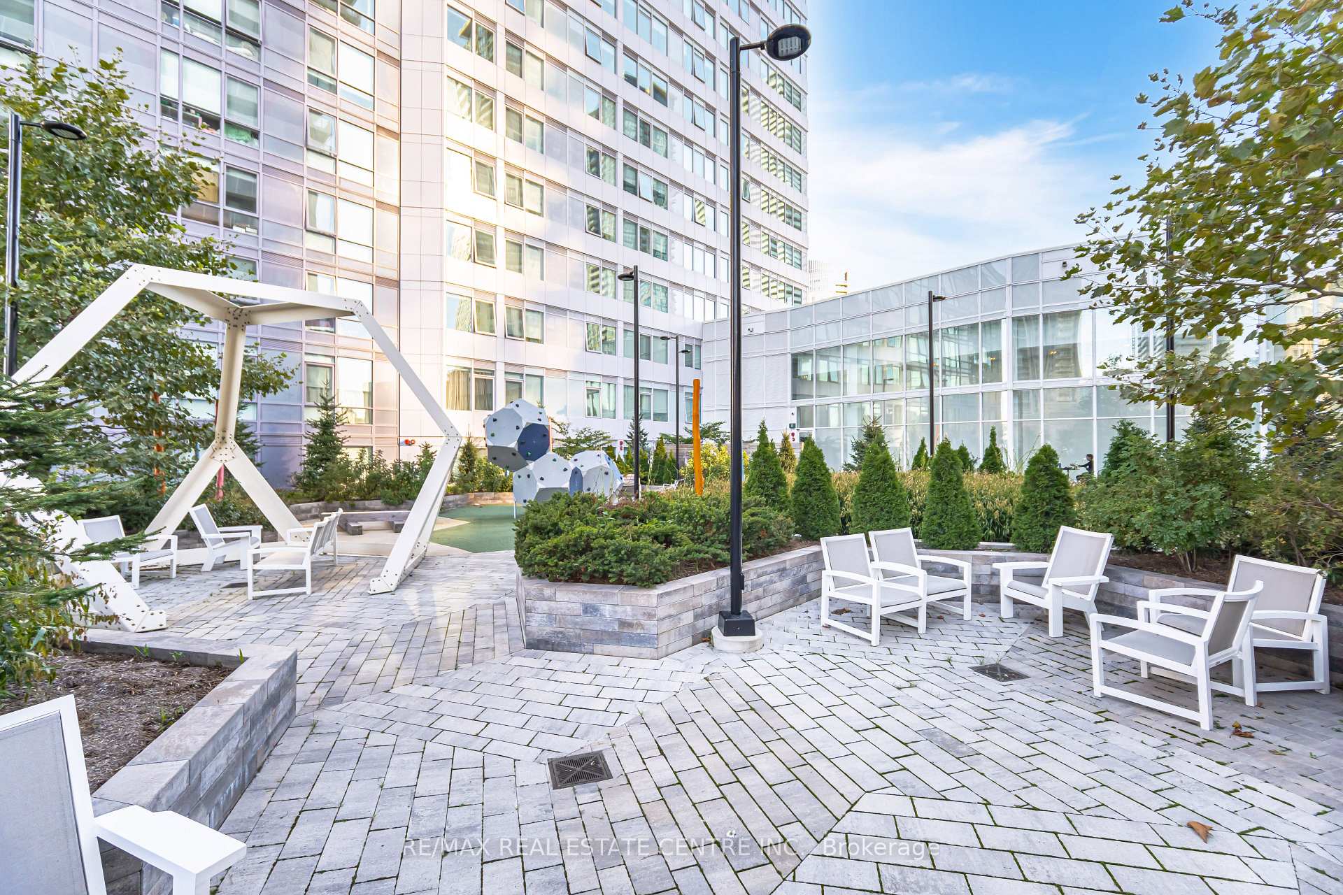 2 Bedrooms Condo at 4065 Confederation, Mississauga For sale