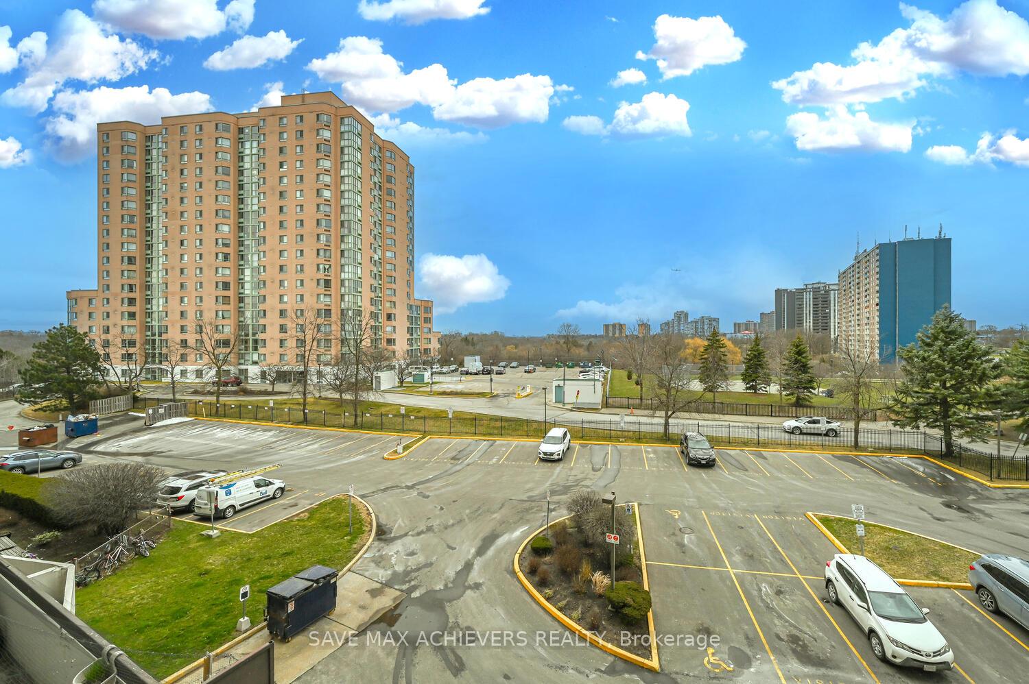 3 Bedrooms Condo at 21 Markbrook, Toronto For sale