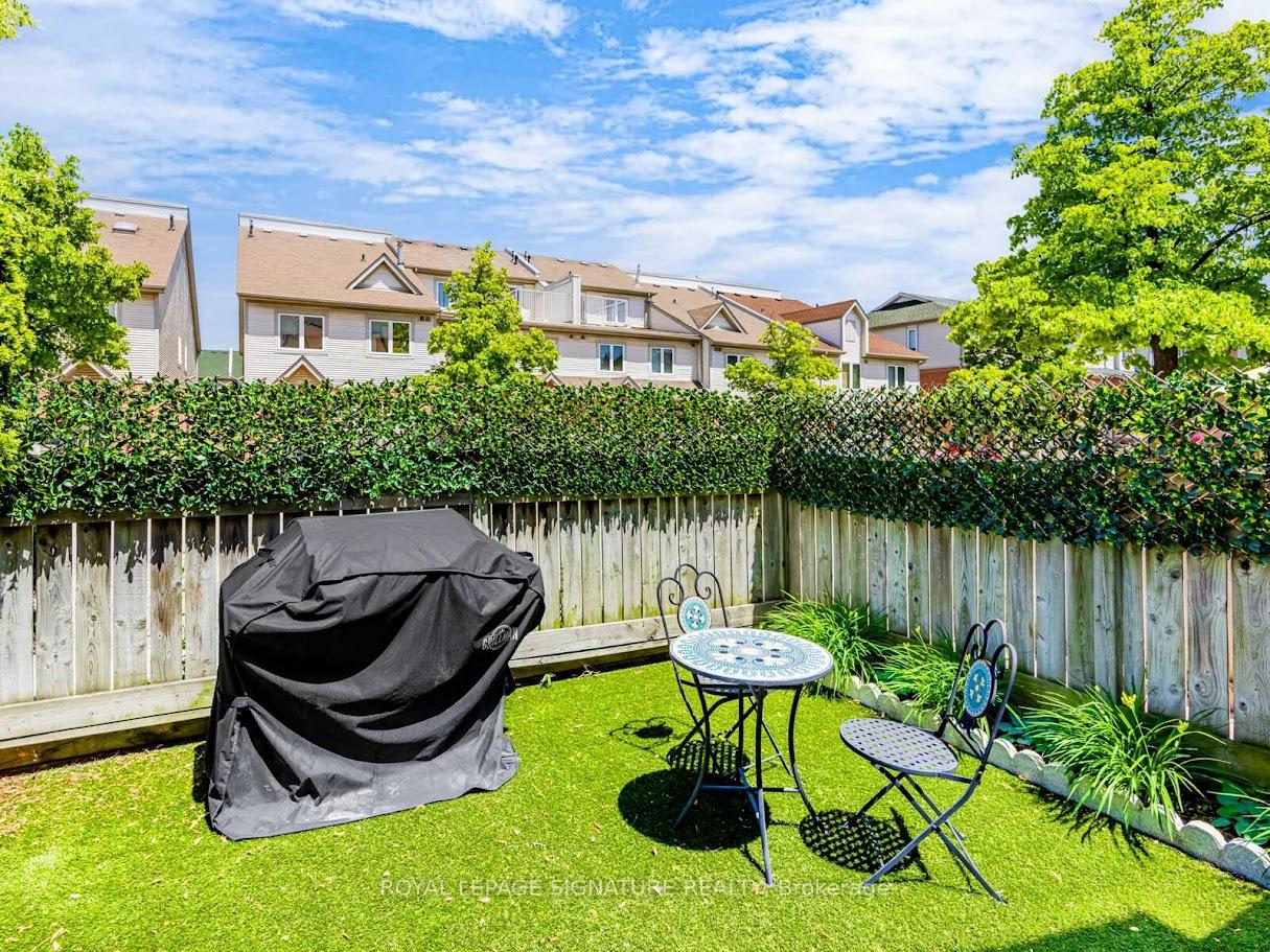 3 Bedrooms Condo at 1211 Parkwest, Mississauga For sale