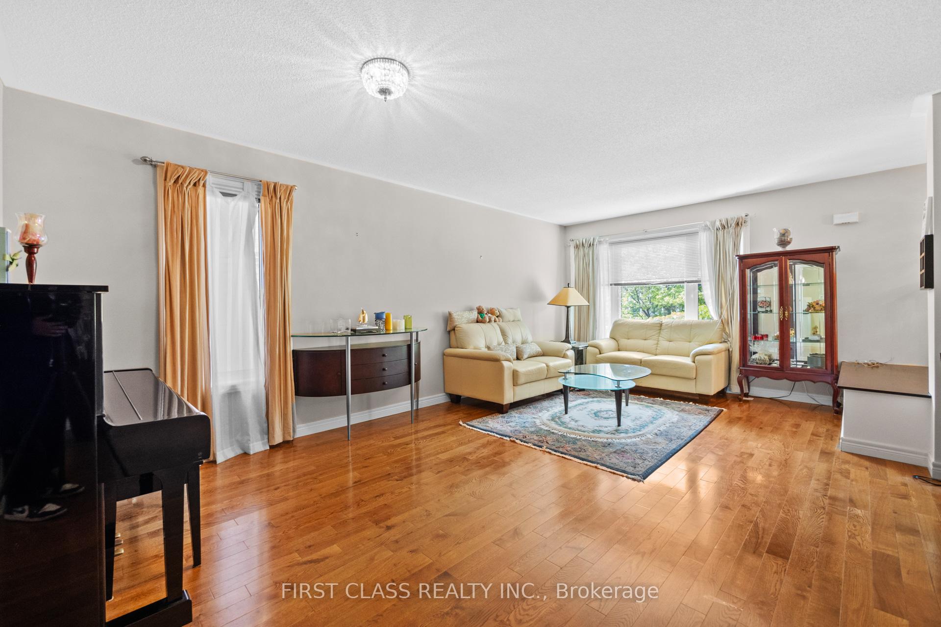 4 Bedrooms Condo at 10A Leaside Park, Toronto For sale