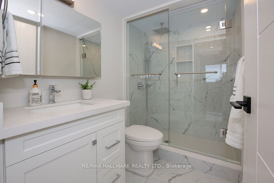 3Pc Ensuite W Custom Glass Shower & Quartz Vanity