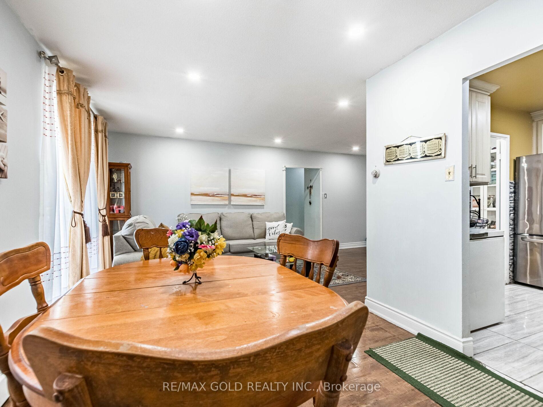 3 Bedrooms Condo at 3555 Derry,  Mississauga For sale