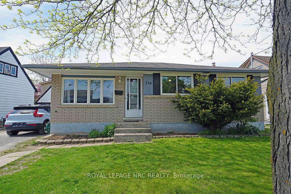 228 Pelham