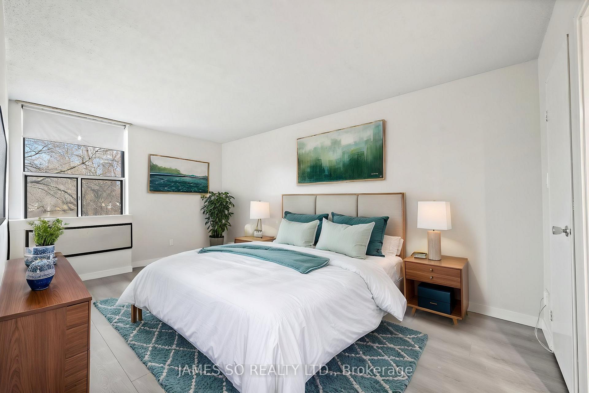 3 Bedrooms Condo at 20 Fashion Roseway,  Toronto For sale