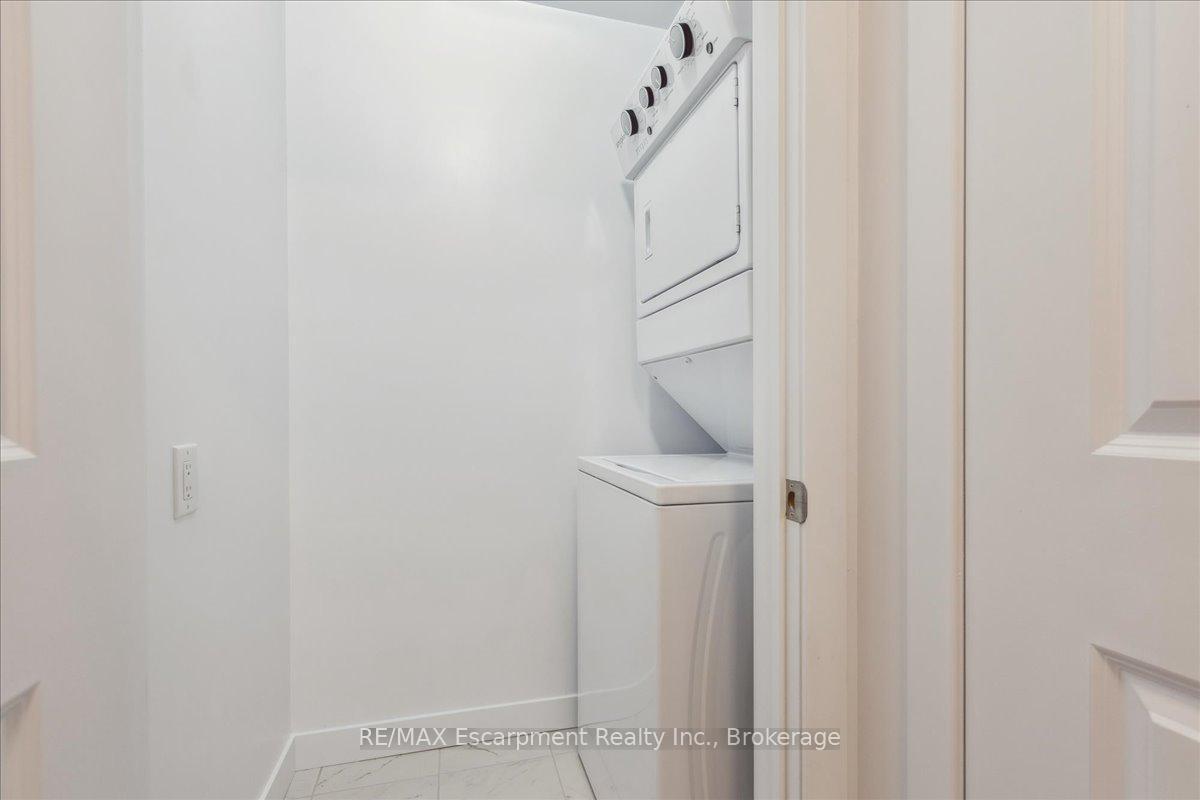 2 Bedrooms Condo at 450 Dundas,  Hamilton For sale