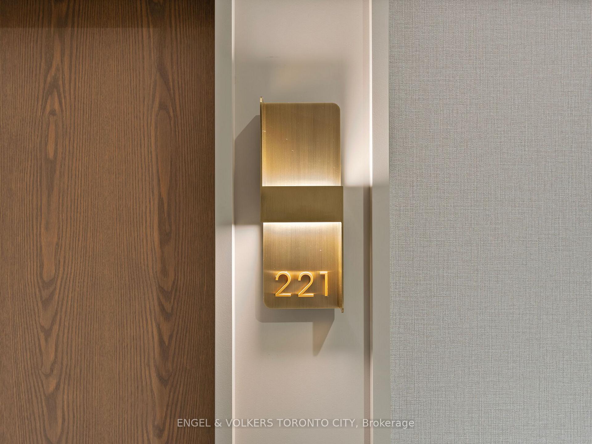 4 Bedrooms Condo at 30 Inn On The Park, Toronto For sale