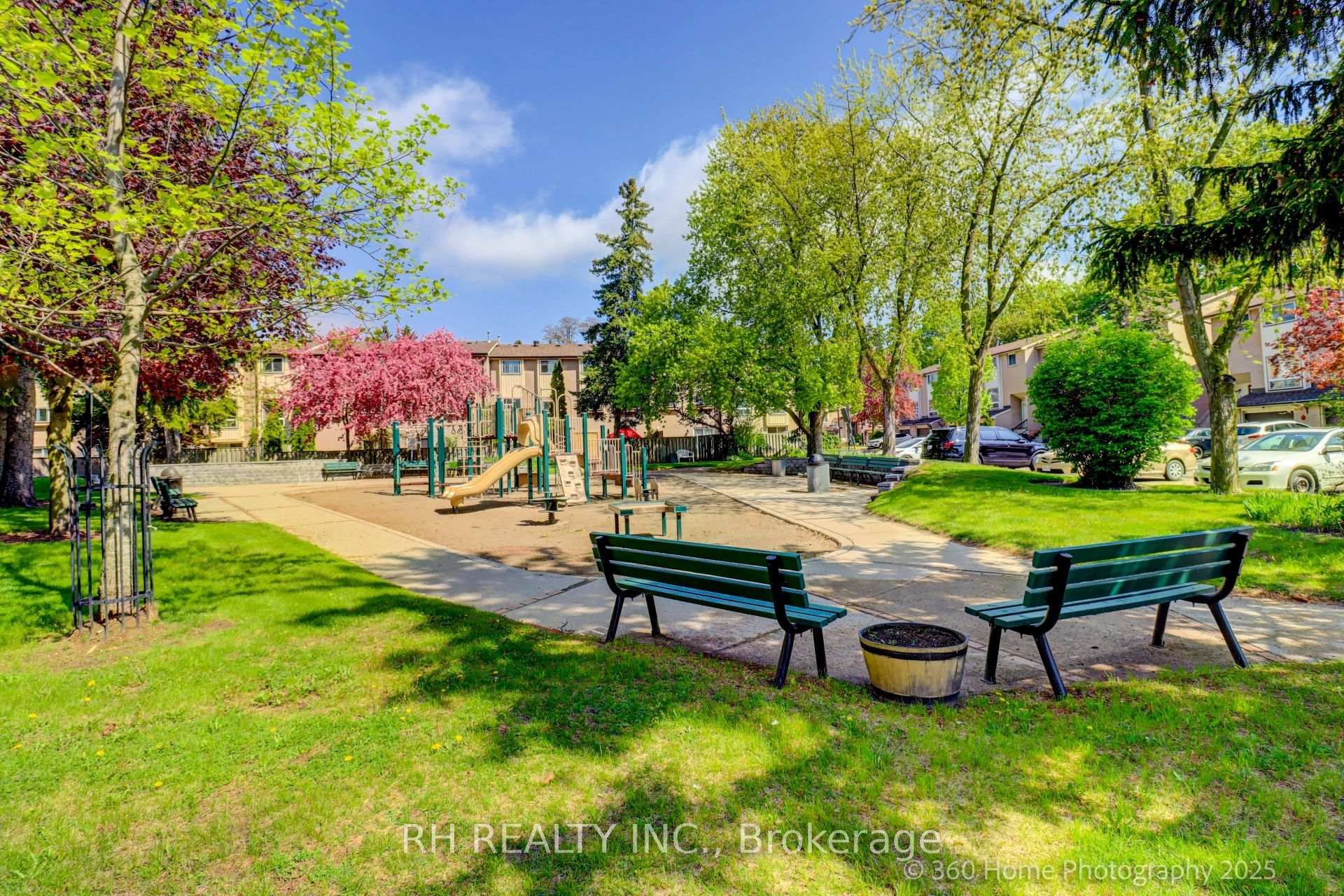 4 Bedrooms Condo at 25 Collinsgrove, Toronto For sale