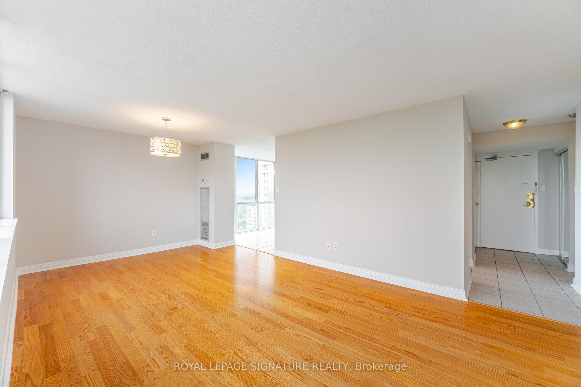3 Bedrooms Condo at 10 Markbrook, Toronto For sale