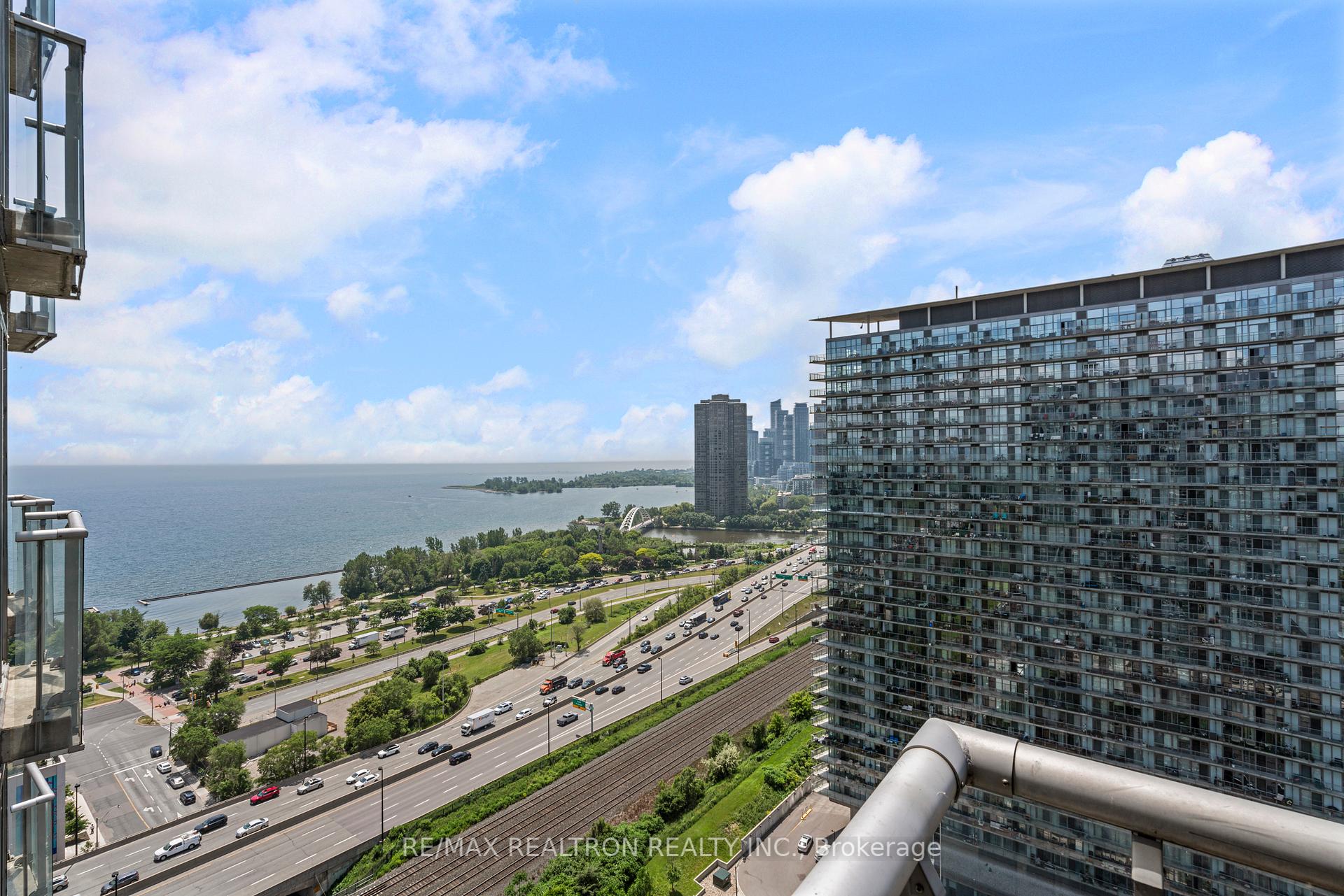 2 Bedrooms Condo at 15 Windermere, Toronto For sale