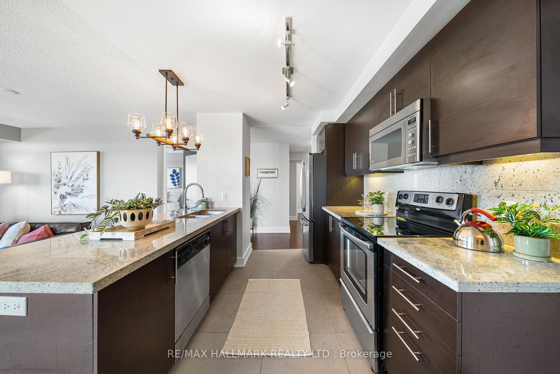 2 Bedrooms Condo at 676 Sheppard, Toronto For sale