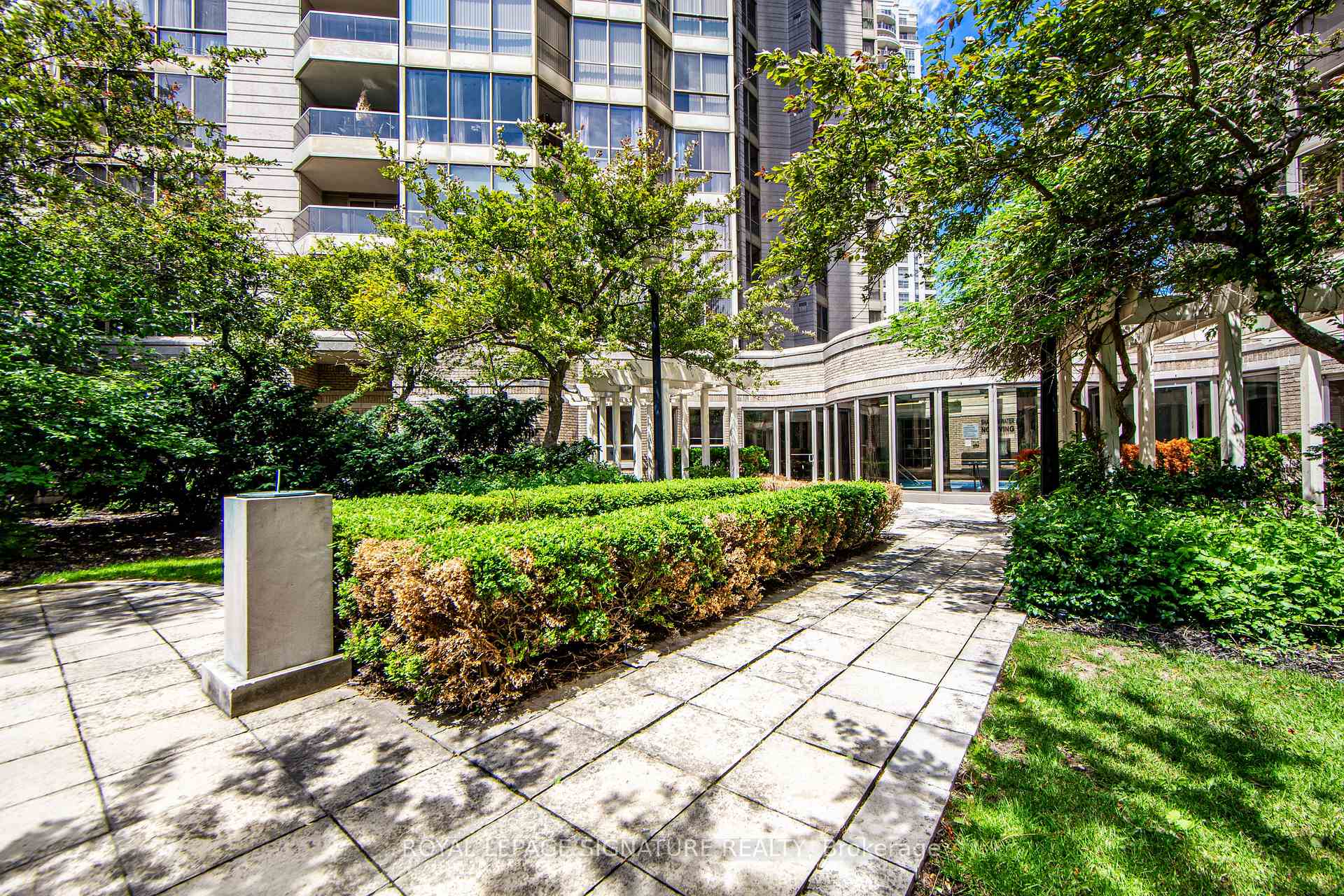 3 Bedrooms Condo at 55 Kingsbridge Garden, Mississauga For sale