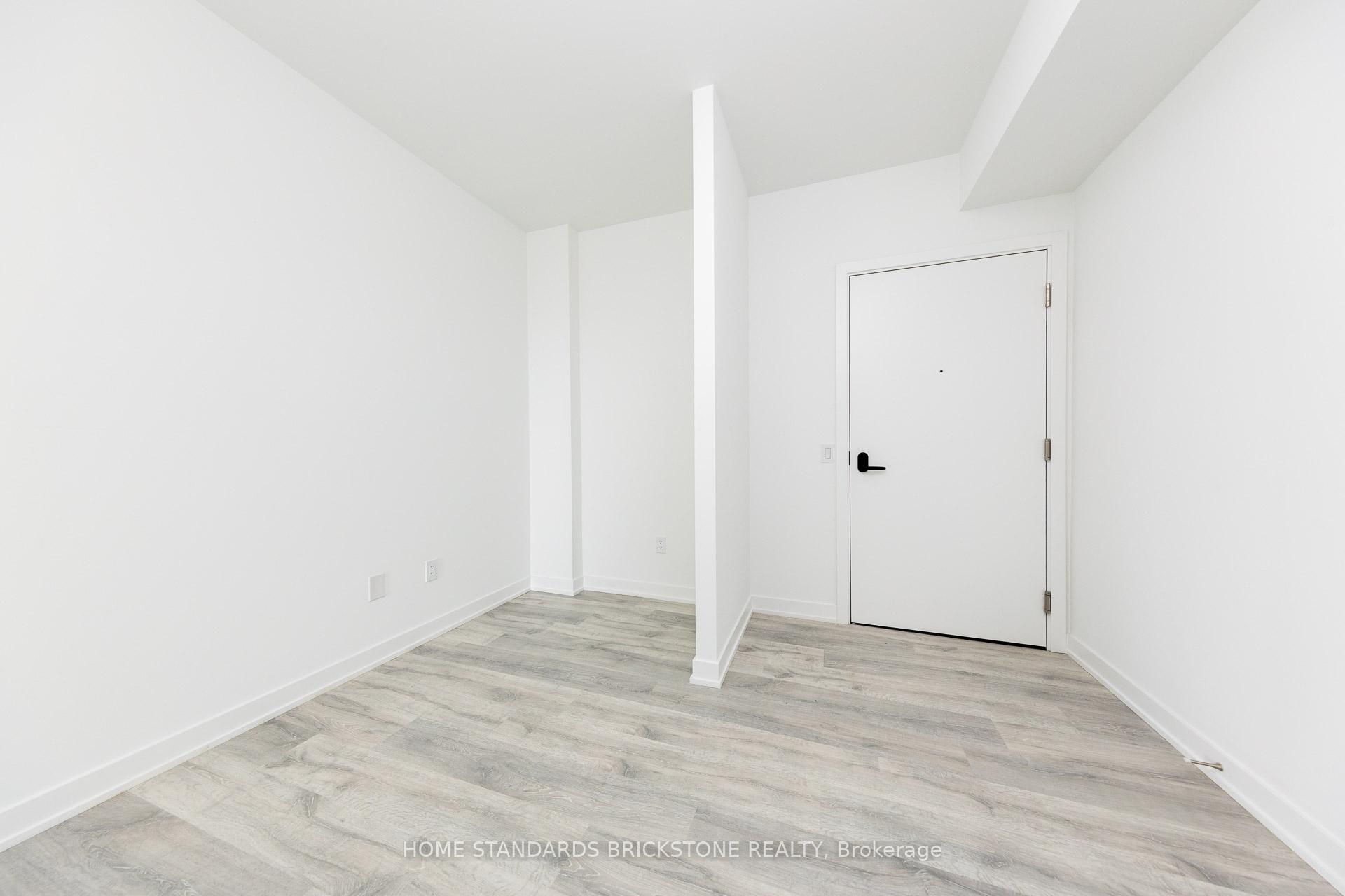 3 Bedrooms Condo at 220 Missinnihe, Mississauga For sale