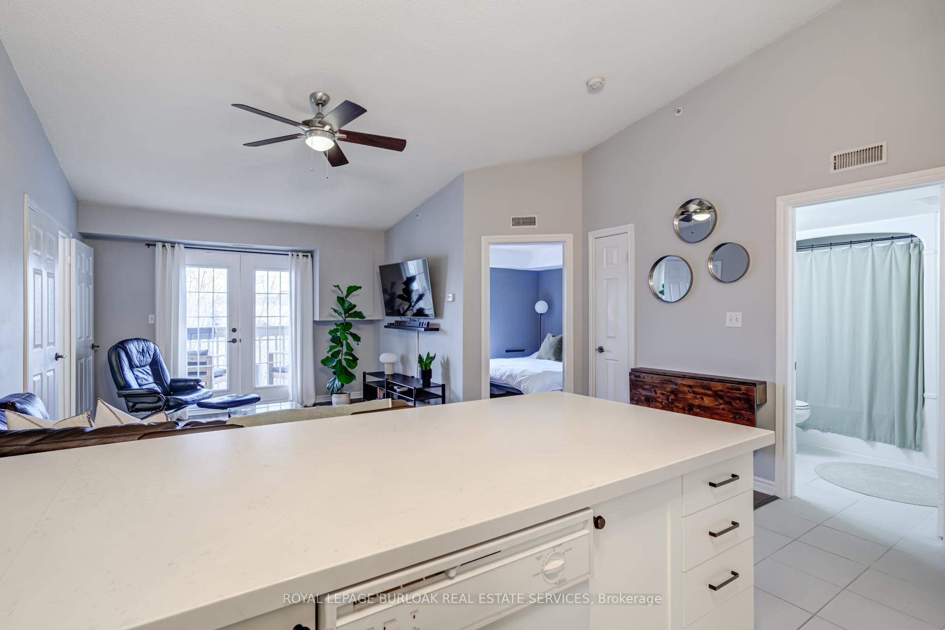 2 Bedrooms Condo at 4003 Kilmer, Burlington For sale