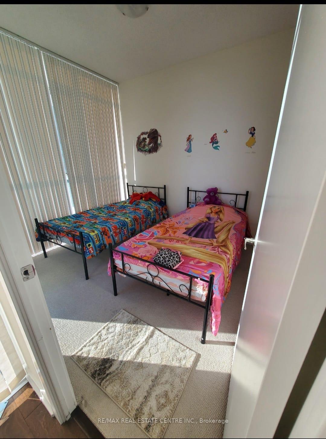 3 Bedrooms Condo at 4099 Brickstone, Mississauga For sale