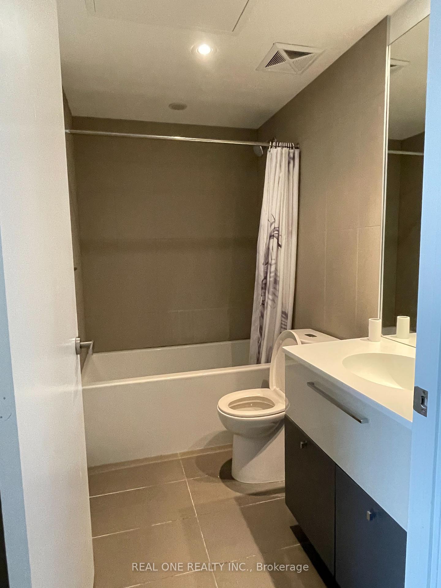 2 Bedrooms Condo at 15 Grenville, Toronto For sale