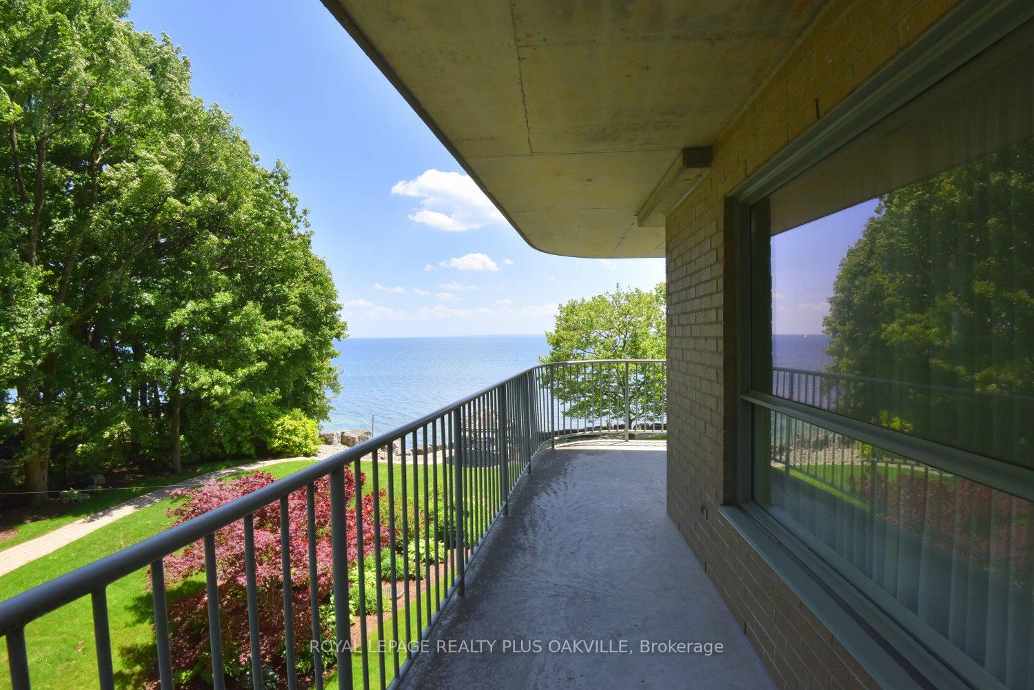 2 Bedrooms Condo at 2190 Lakeshore, Burlington For sale