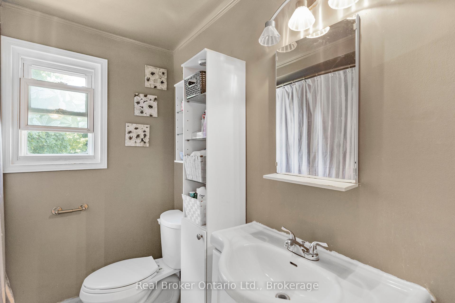 3 Bedrooms Condo at 2111 Meadowbrook, Burlington For sale