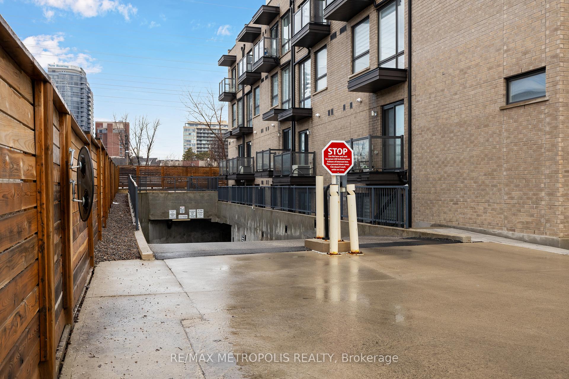 2 Bedrooms Condo at 24 Fieldway,  Toronto For sale