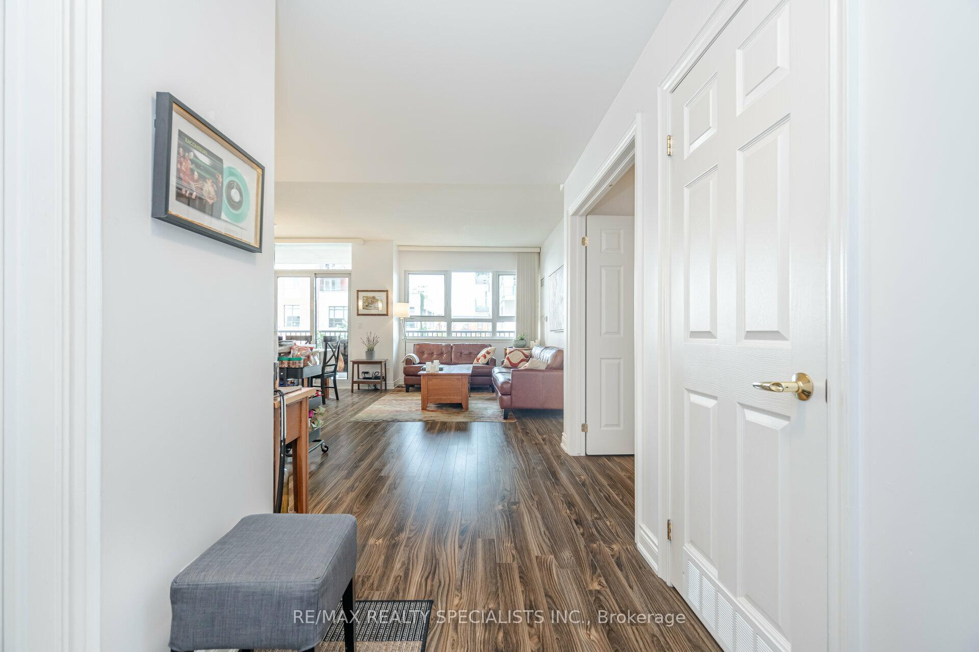 3 Bedrooms Condo at 399 Elizabeth, Burlington For sale