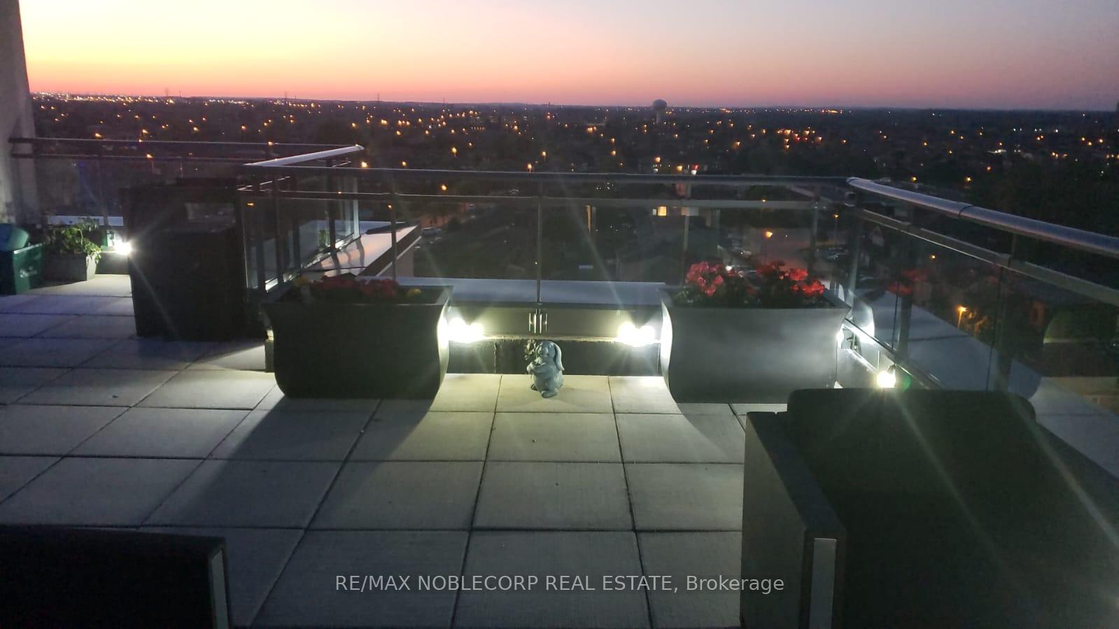 2 Bedrooms Condo at 12 Woodstream, Vaughan For sale