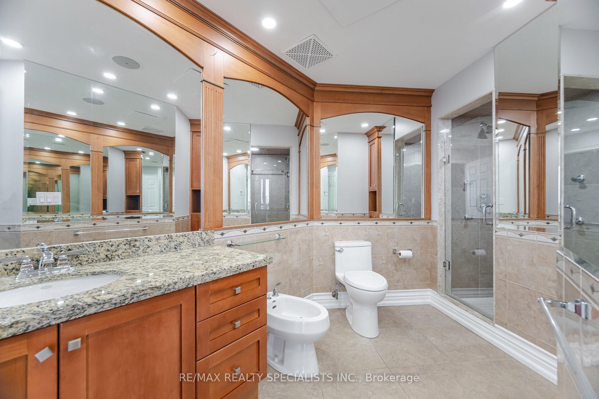 3 Bedrooms Condo at 1477 Lakeshore,  Burlington For sale