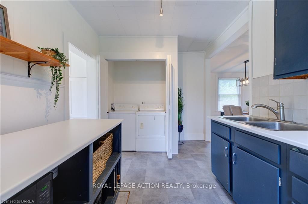 9 Curtis Avenue S