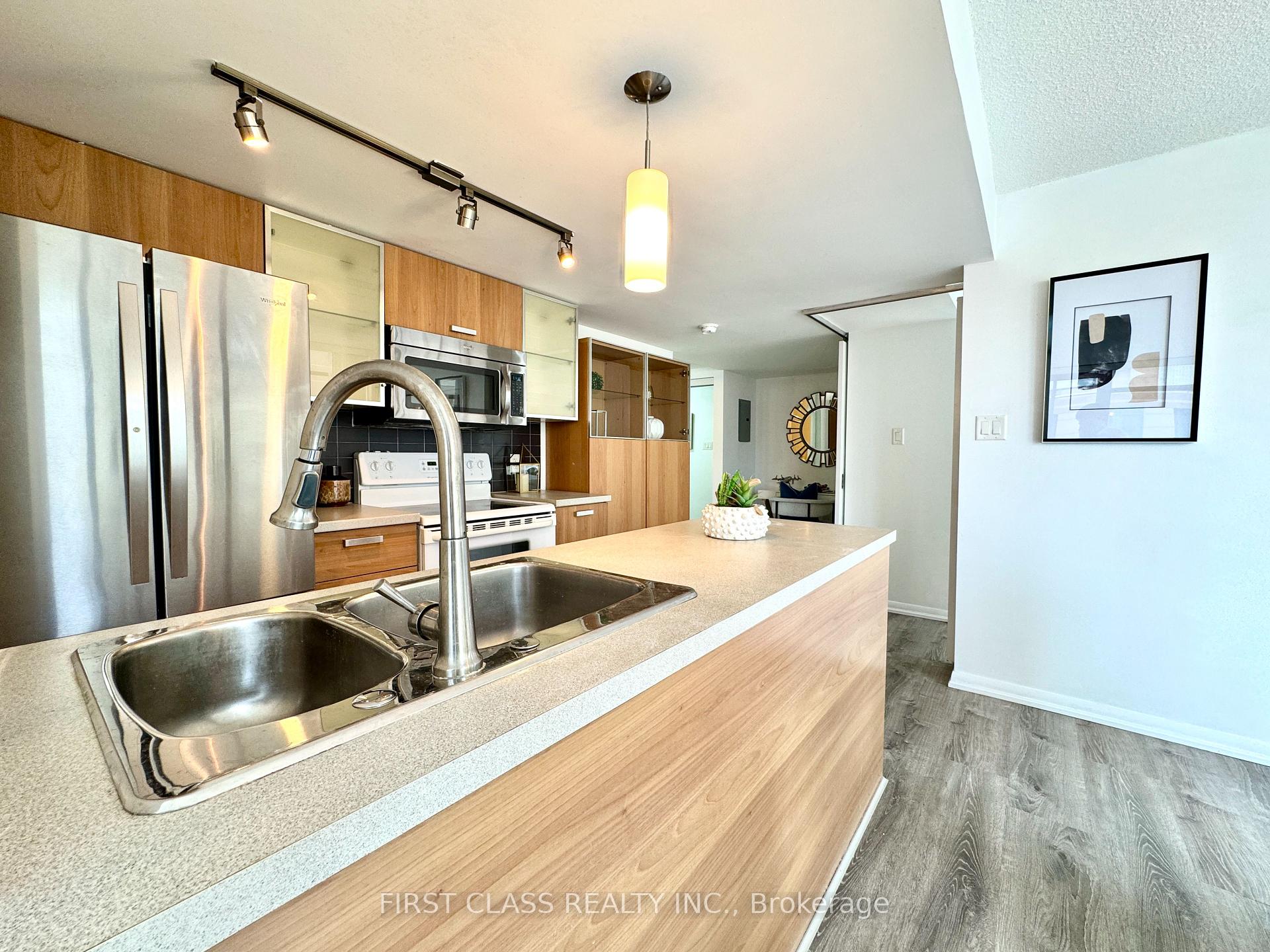 3 Bedrooms Condo at 38 Grenville, Toronto For sale