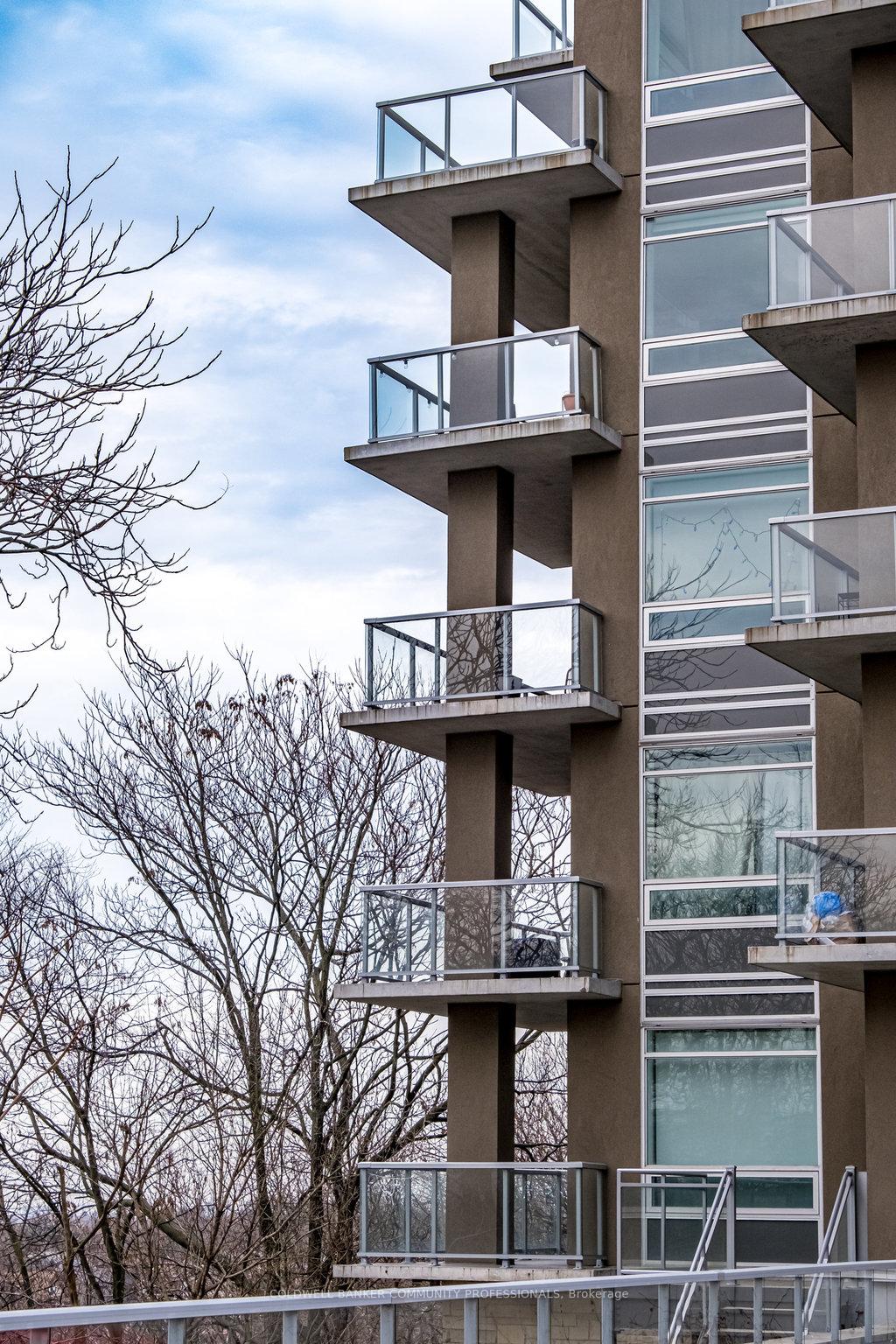 2 Bedrooms Condo at 467 Charlton, Hamilton For sale