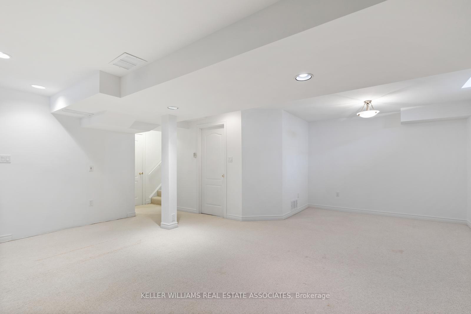 3 Bedrooms Condo at 5480 Glen Erin, Mississauga For sale