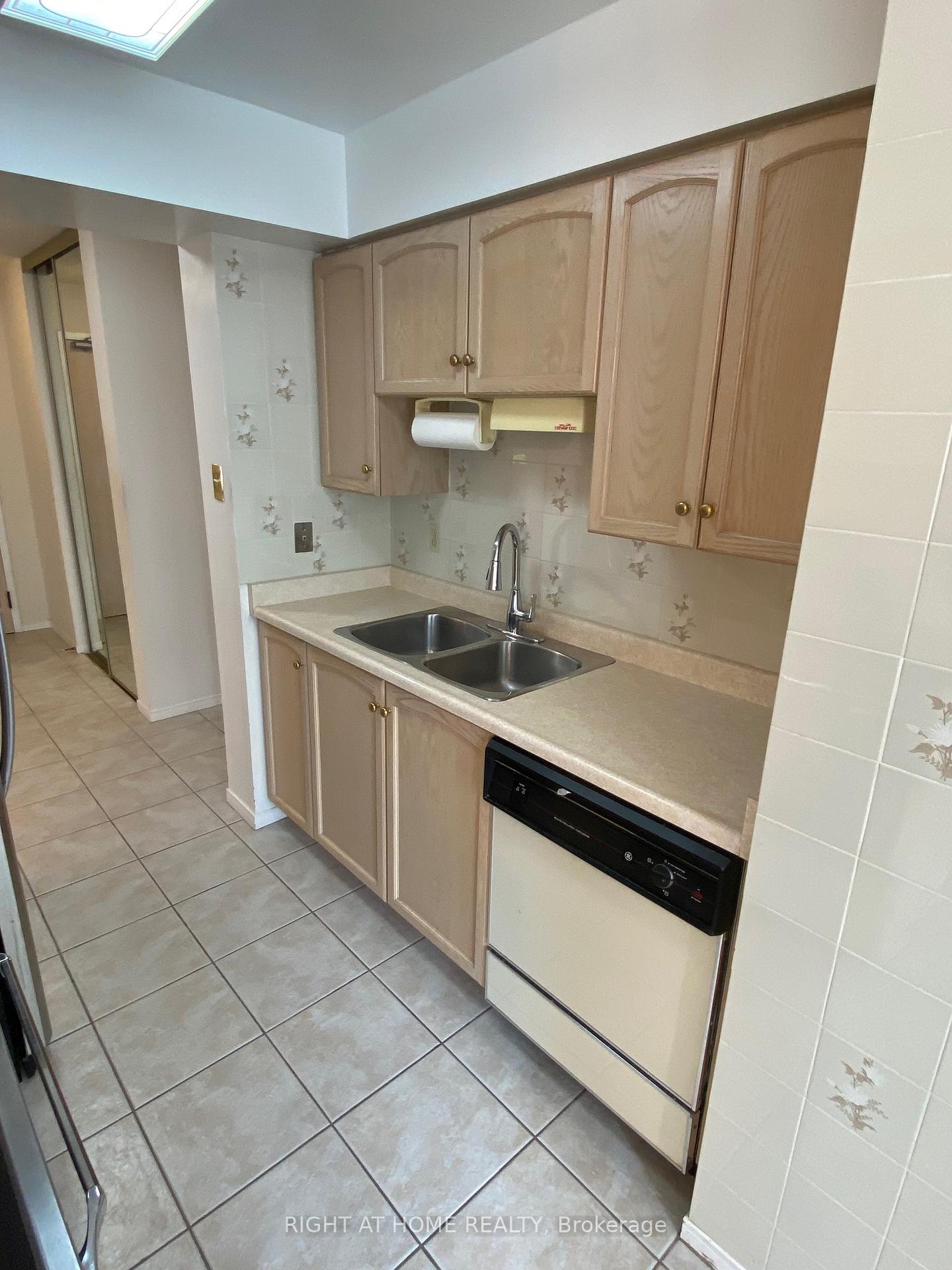 3 Bedrooms Condo at 330 Rathburn, Mississauga For sale