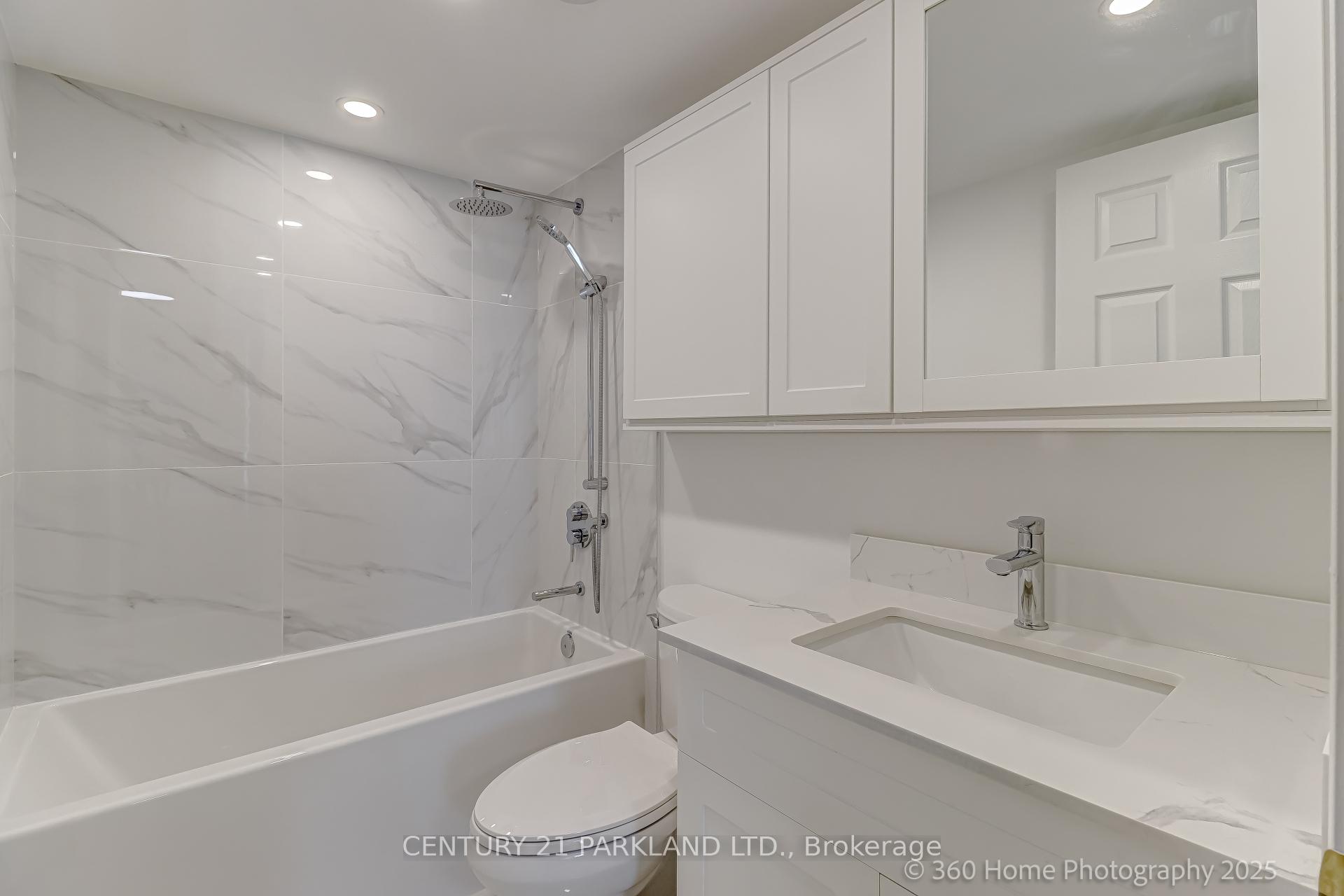 2 Bedrooms Condo at 30 Grand Trunk, Toronto For sale