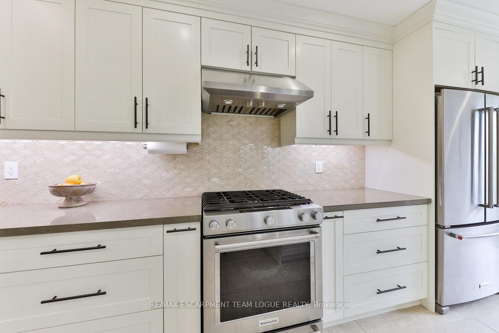 4 Bedrooms Condo at 2145 Country Club, Burlington For sale