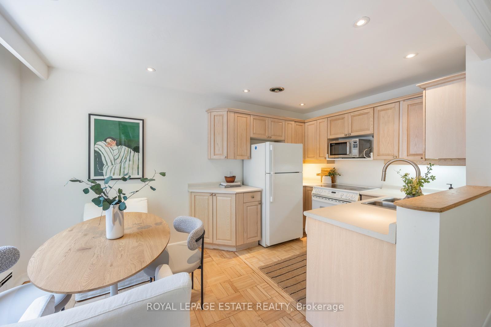 2 Bedrooms Co-op at 21 Benlamond, Toronto For sale