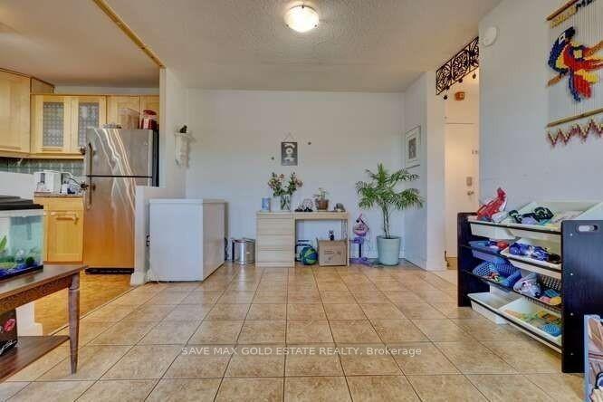 3 Bedrooms Condo at 49 Queen, Mississauga For sale