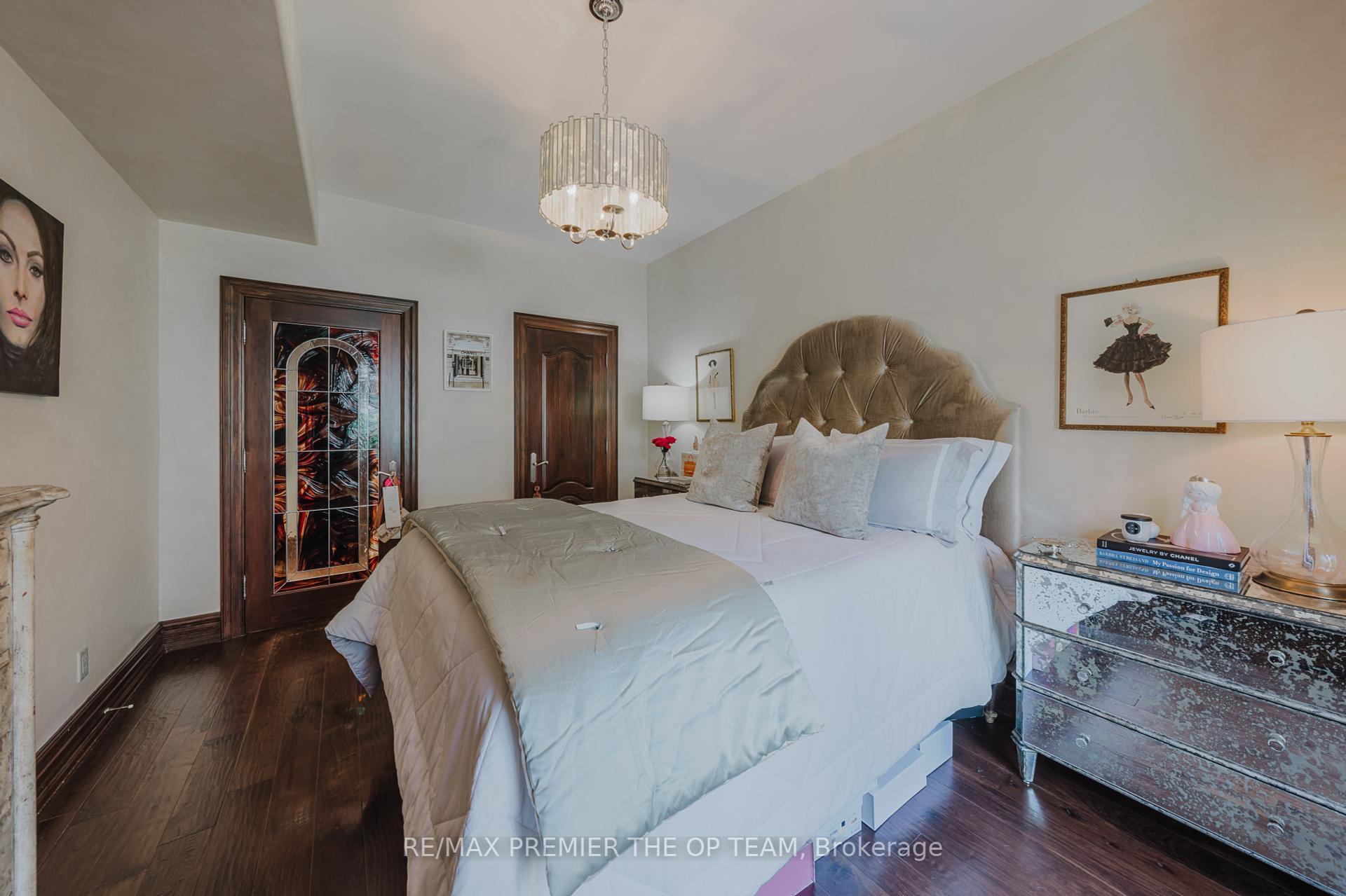2 Bedrooms Condo at 121 Woodbridge, Vaughan For sale