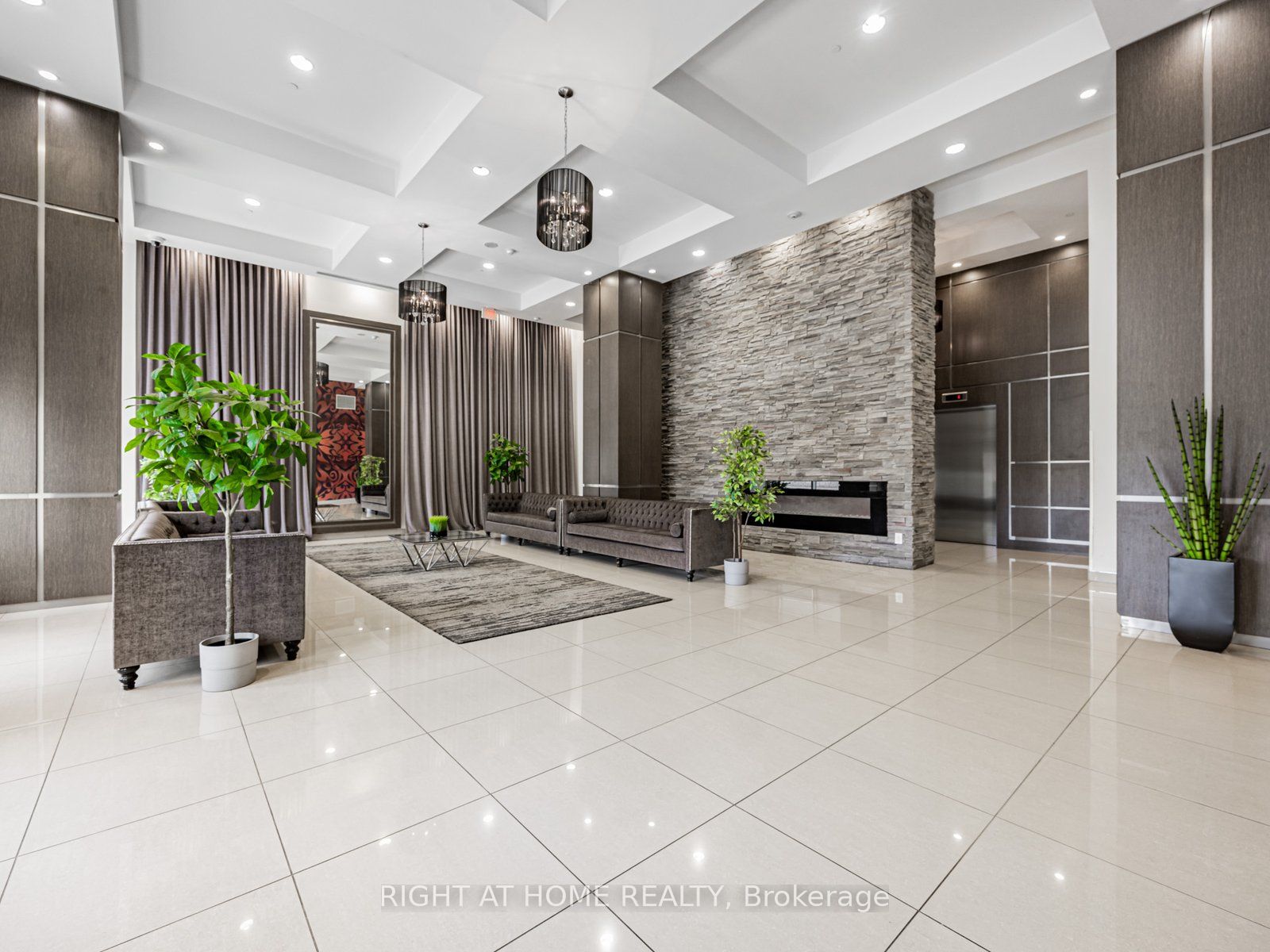 2756 Old Leslie Street, #811